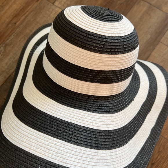 Black & White Oversized Sun Hat - Picture 4 of 5